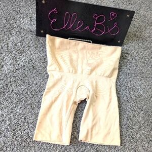 NWOT Assets by Spanx Nude Shorts S